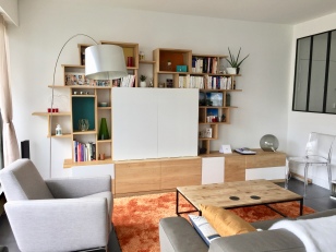 Meuble TV XL of le dahé en chêne massif avec espace TV, box internet, un bar, une mini bibliothèque et une assise d'appoint. 5550€